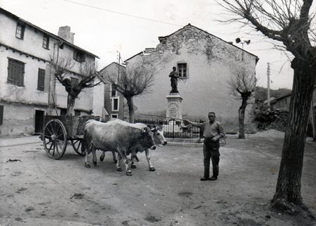 Place du Village avec Henri